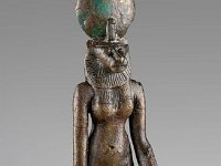 Aeg B 4  Aeg B 4, 18.-30. Dynastie, Löwenköpfige Göttin (Sachmet), Bronze, H 19,4 cm, B 4,9 cm, T 4,8 cm : Bestandskatalog Ägypten, Museumsfoto: Claus Cordes